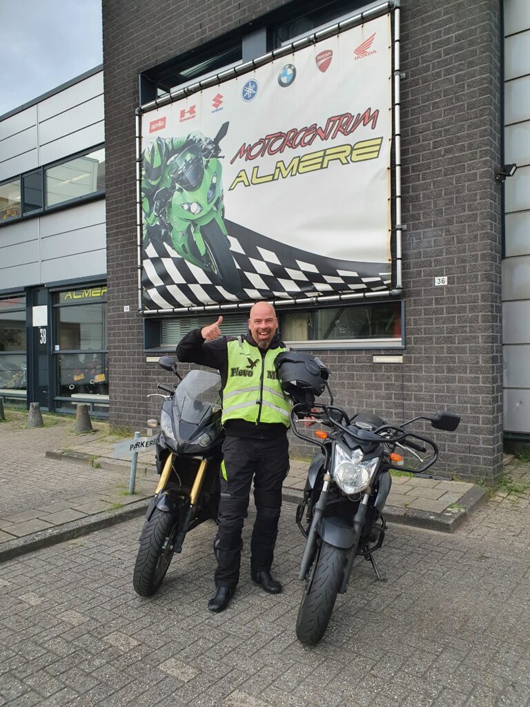 Dave uit Almere Haven ook bij FlevoMotor in een keer geslaagd voor zijn motorrijbewijs.