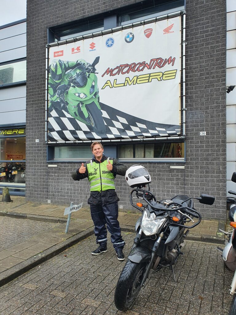 Pieter ook bij FlevoMotor geslaagd voor zijn motorrijbewijs.