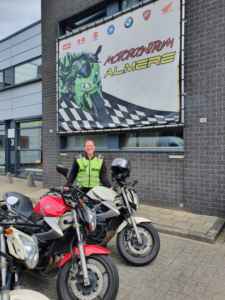 Rebecca uit Almere Haven ook bij FlevoMotor in een keer geslaagd voor haar motorrijbewijs.