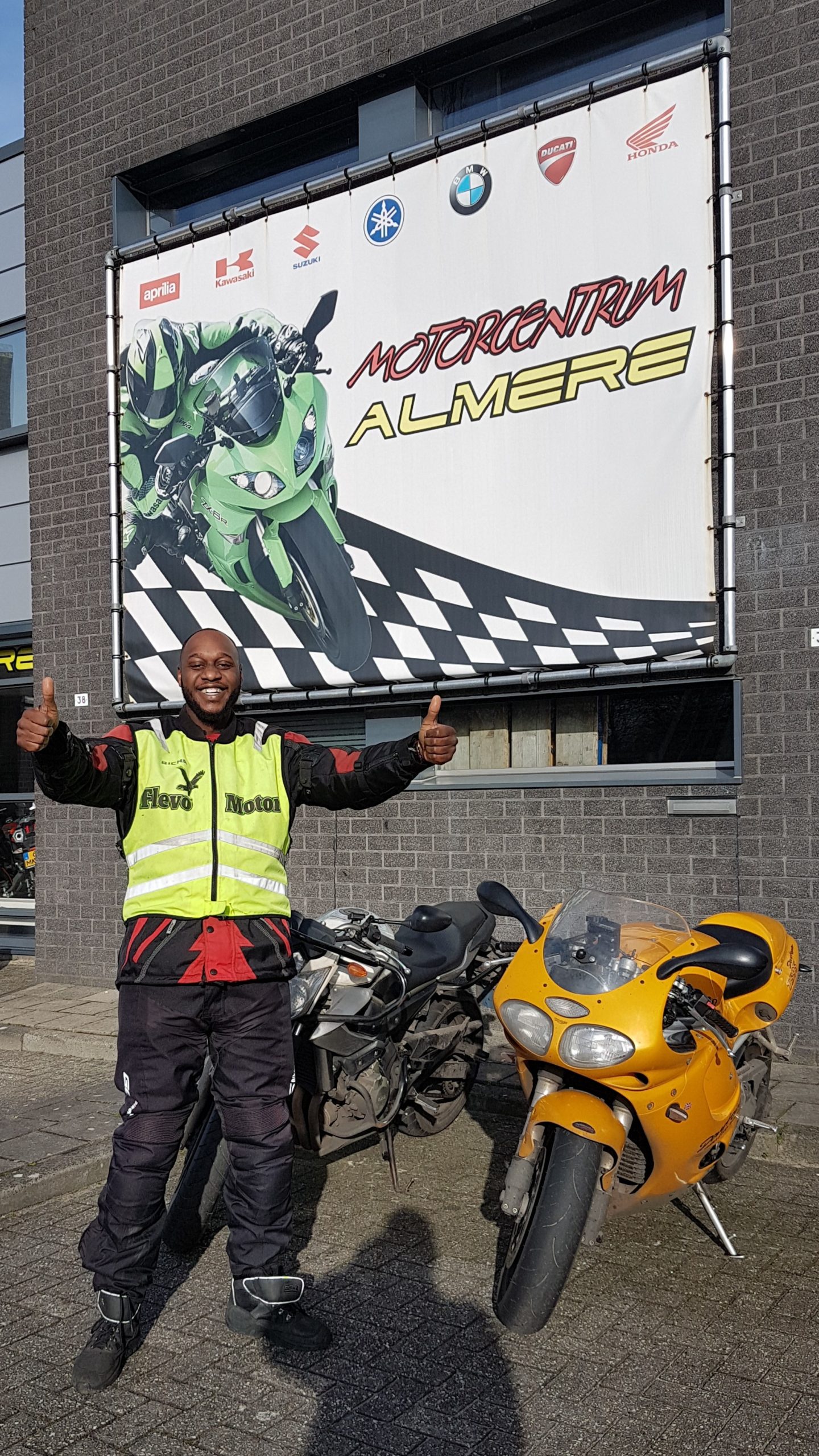 Motorrijles bij FlevoMotor de leukste motorrijschool in Almere ook voor leerlingen uit  Muiderberg Weesp Naarden!  Ook in een keer slagen voor je motorrijbewijs? Meld je snel aan voor een kennismakingsles!