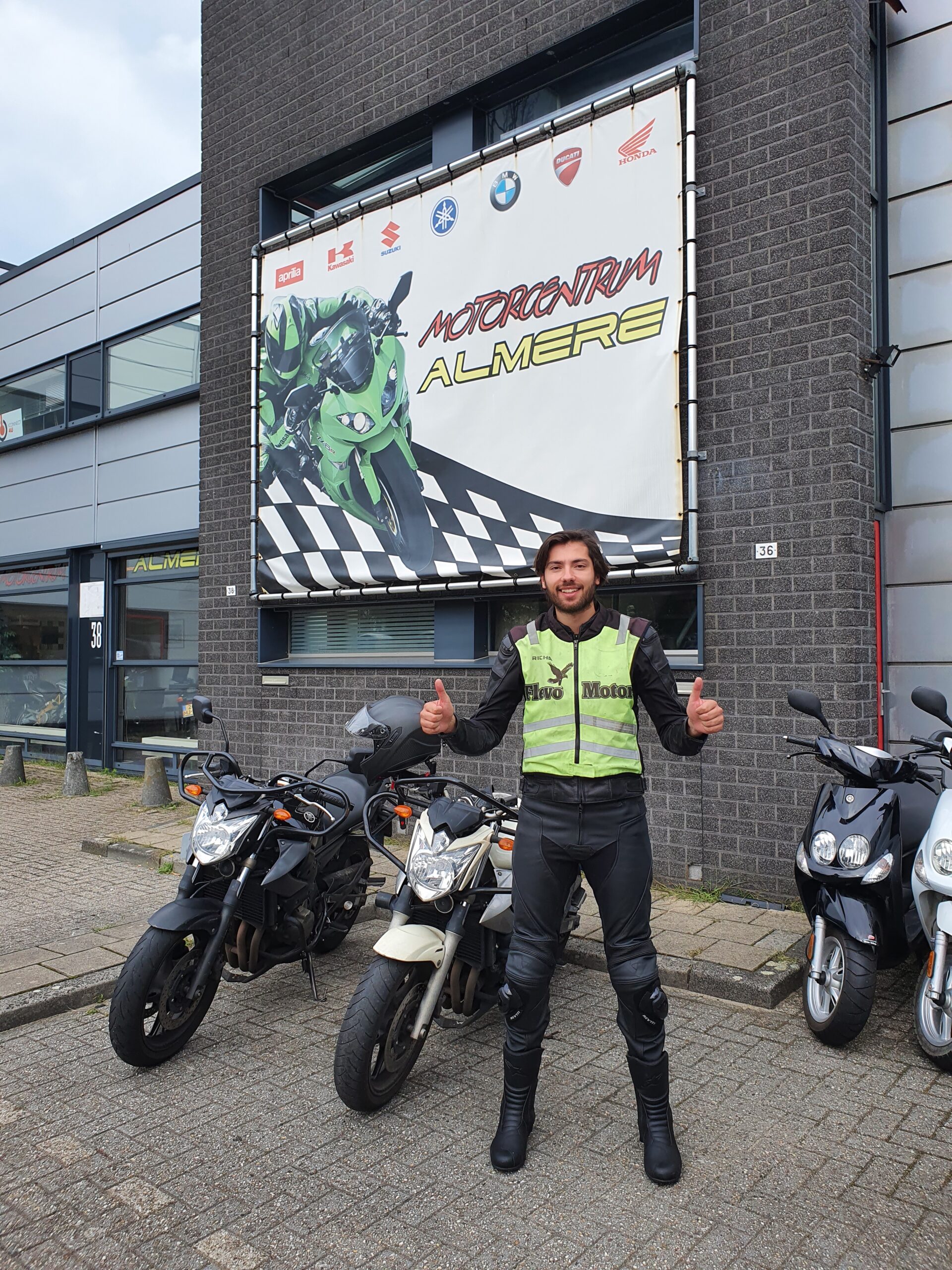 Bas uit Amsterdam ook bij FlevoMotor in een keer geslaagd voor zijn motorrijbewijs.