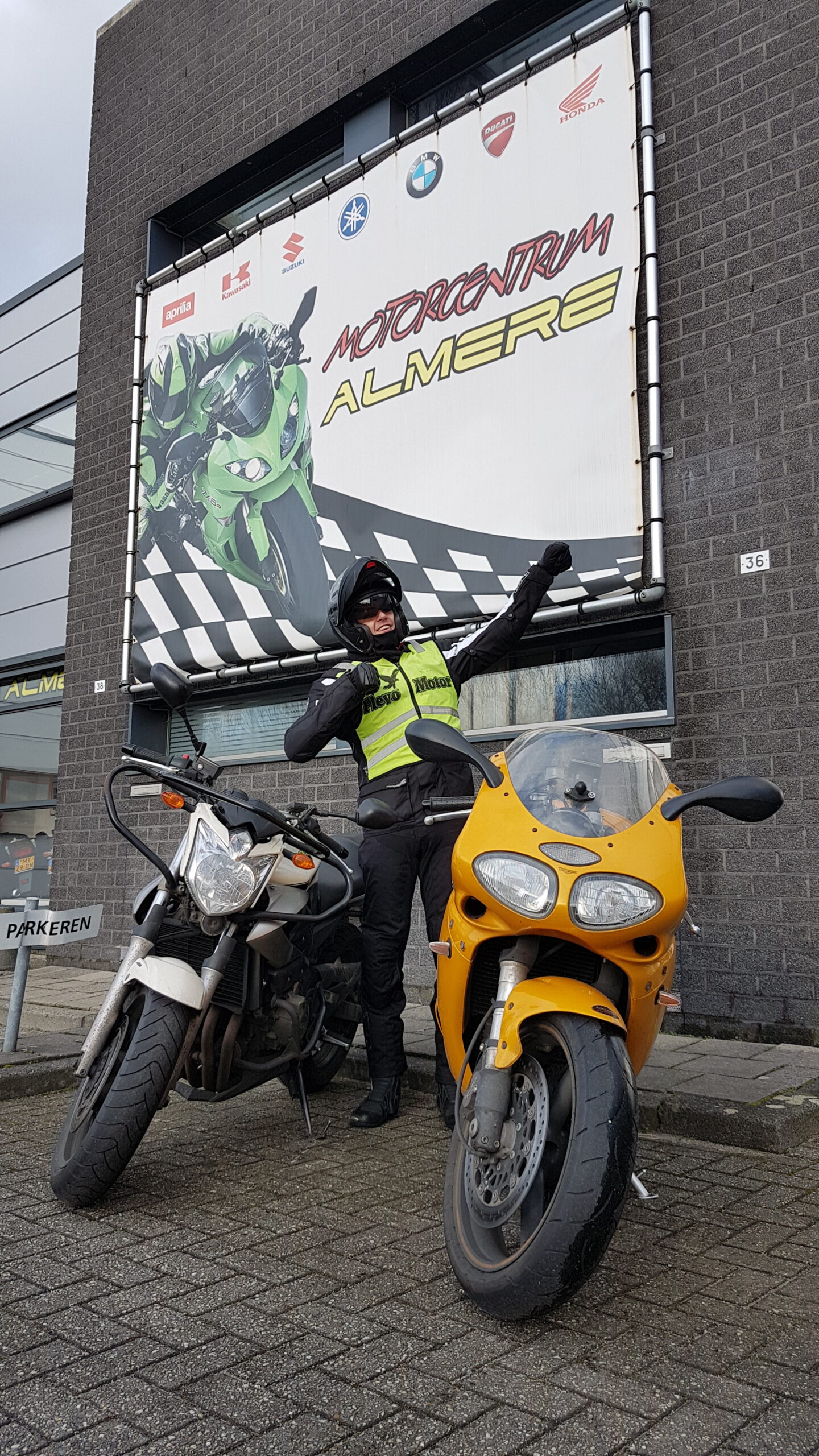 Ricardo ook bij FlevoMotor in een keer geslaagd voor zijn motorrijbewijs